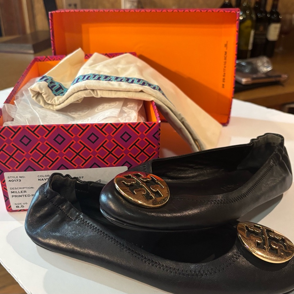 Tory Burch $225 black leather Minnie Travel Ballet 8.5 box pouch